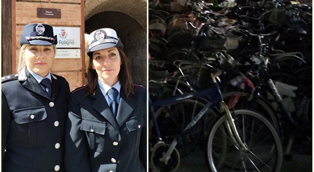 Il tenente colonnello Simonetta Daidone e il sottotenente Laura Rocchi. A destra le biciclette in deposito