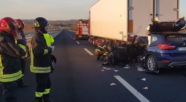 Pescara, auto contro la colonna di Tir: un morto in A14