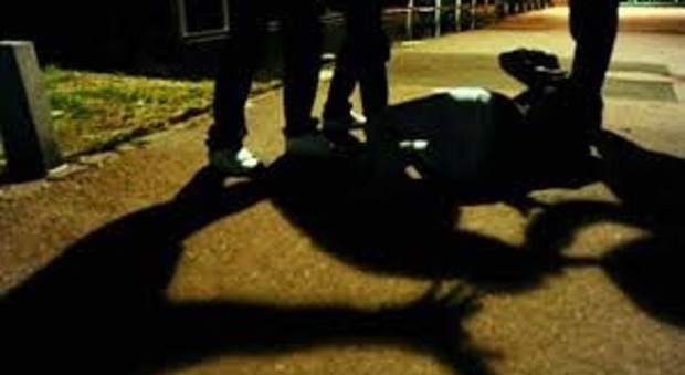 Massacrato dal branco per una ragazza: tre dei cinque aggressori sono minorenni