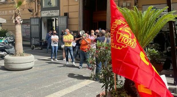 Jabil, la protesta degli operai di Marcianise davanti alla sede della Regione a Napoli