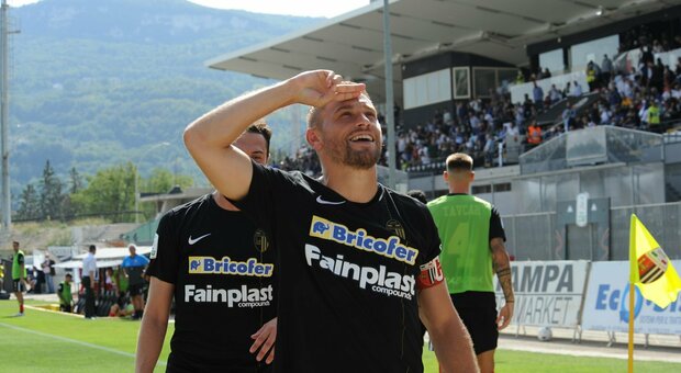 Federico Dionisi festeggia il gol dell'1-0 (Foto Fabio Urbini/LaPresse)
