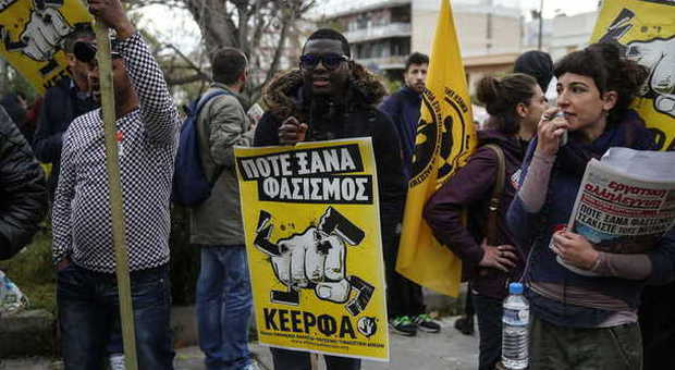 Le manifestazioni degli antifascisti greci fuori dalla prigione di sicurezza dove si tiene il processo