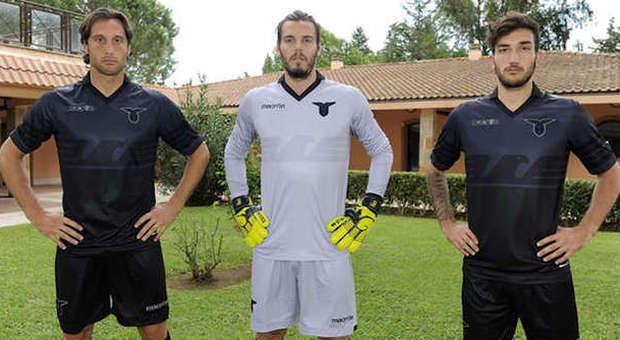 Lazio, in Europa League con la maglia nera. Le Monde: "Ricorda le camicie nere fasciste"