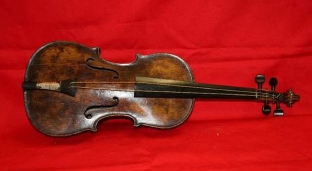 Il violino del Titanic venduto all'asta