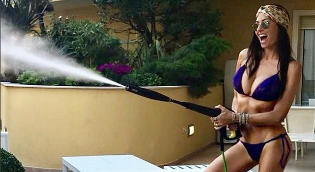 Elisabetta Gregoraci, la foto in bikini che conquista i fan: «Giornata da Giardiniera!»