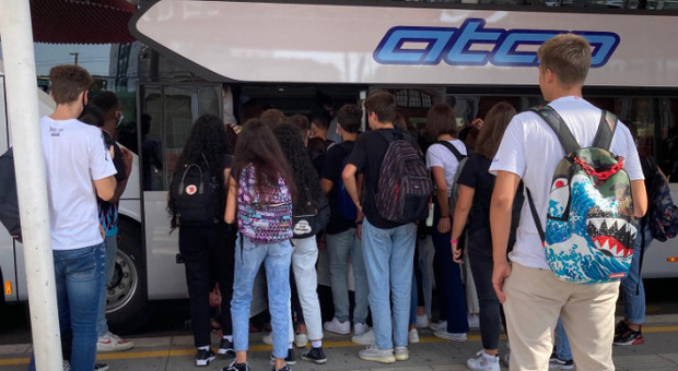 Studenti si affollano davanti a un autobus dell'Atap