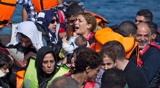 Migranti, barcone si ribalta: 12 morti di cui 3 bambini al largo di Smirne