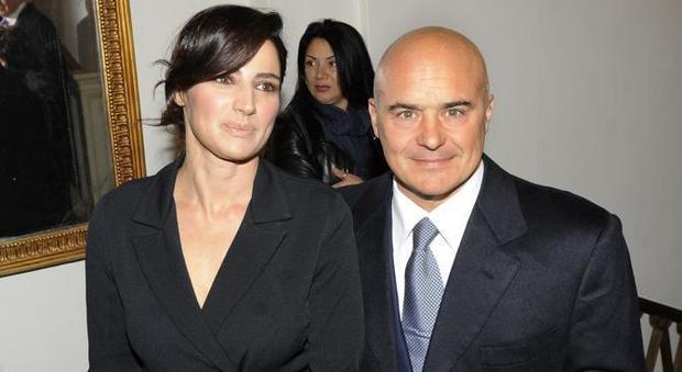 Luca Zingaretti furioso con i paparazzi, rissa a Milano mentre passeggia con la moglie Luisa Ranieri e le bimbe