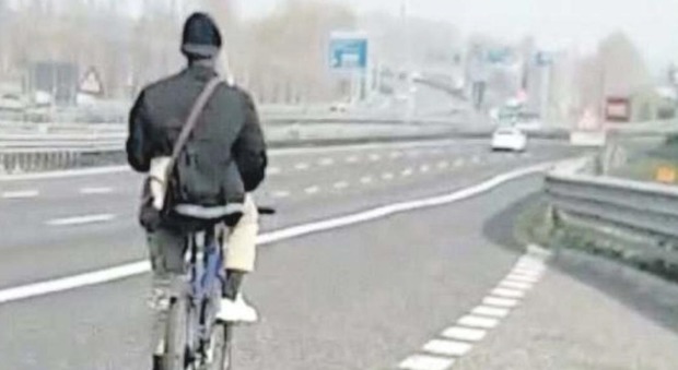 Fermato in bicicletta sull'autostrada: «Voglio andare in Albania». 600 euro di multa a un 33enne