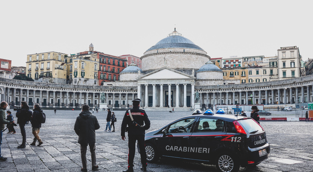 Pasquetta a Napoli, troppa gente in strada: a Piazza Plebiscito intervengono i carabinieri