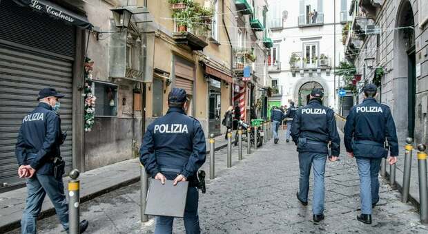 Controlli anti-Covid tra i baretti e il centro storico di Napoli, chiusi quattro locali