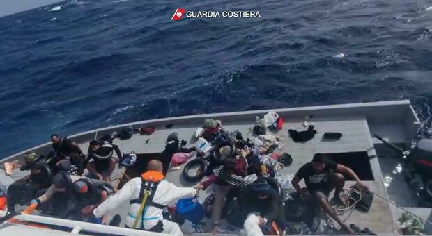 Migranti, naufragio al largo della Libia, morta una bimba. La guardia costiera di Lampedusa recupera i 25 superstiti