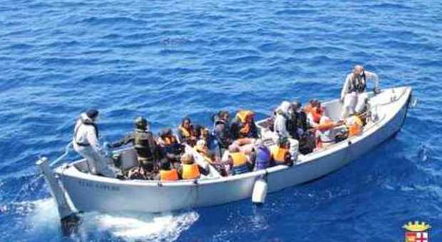 Immigrazione, fermati 7 scafisti per sbarco di ieri. Il loro capo: «Tanto saremo presto liberi»