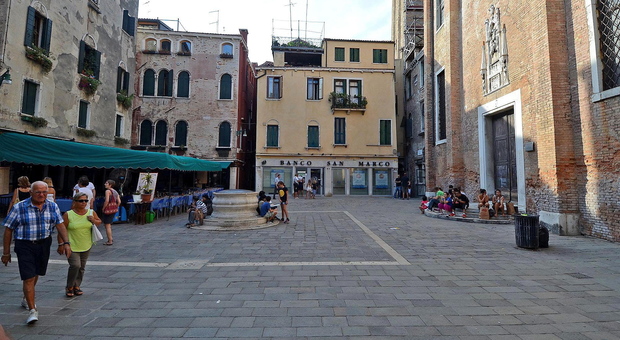 Venezia, le punta contro la siringa: ragazza rapinata in centro