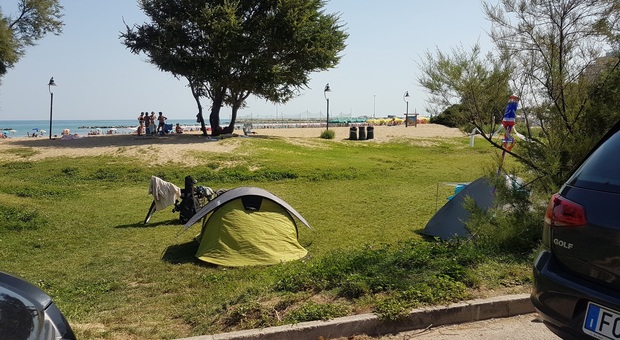 Pesaro, tende e falò al Lido Pavarotti: blitz della Polizia contro il "camping"