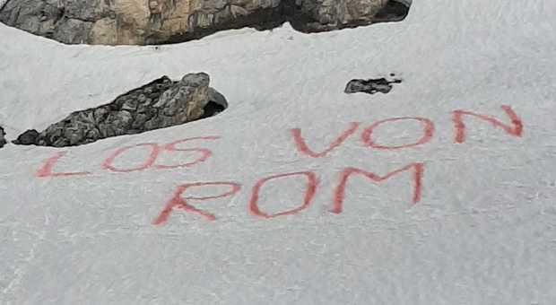 Il motto degli Schuetzen ("Via da Roma") appare sulle nevi di Cortina Foto