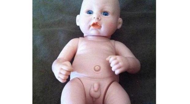 Il bambolotto ha un piccolo pene, i genitori ne chiedono il ritiro dal mercato