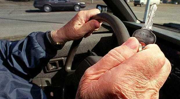 Guida da più di 70 anni e alla polizia svela: «Non ho mai avuto la patente»