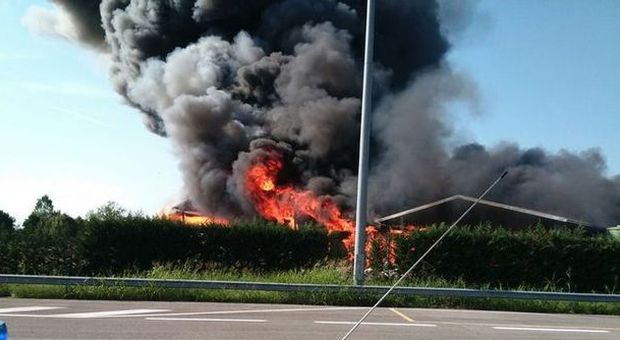 L'incendio visto dalla A4