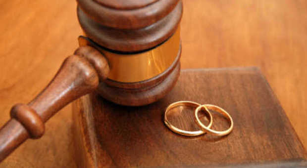 Coppie in crisi e la crisi: «Al Sud meno divorzi perché costano troppo»