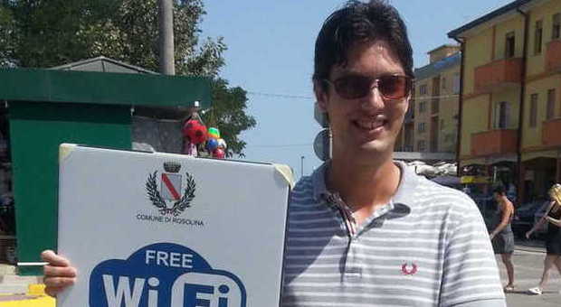 L?assessore Giovanni Crivellari con il cartello del free wi-fi