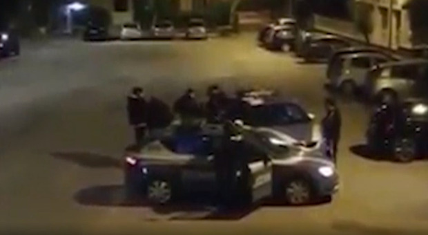 Poliziotti aggrediti a Caserta ma il video scagiona i tre arrestati: scarcerati