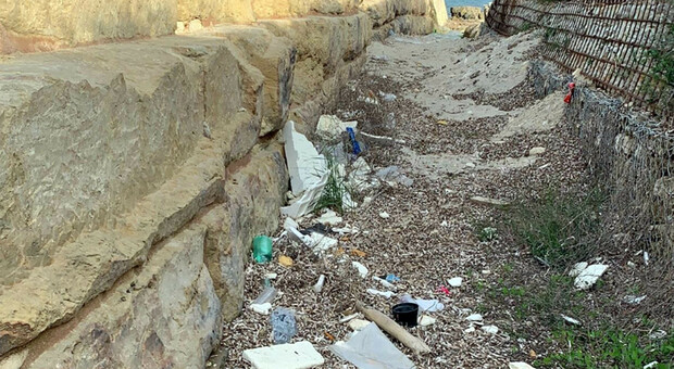 Bottiglie rotte, rifiuti e degrado tra l'antico Molo Adriano: scempio a San Cataldo
