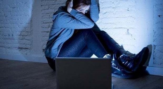 Stalker perseguita la ex fidanzata a Ostia: la donna costretta a cambiare casa
