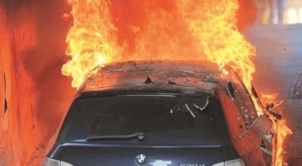Bmw in fiamme, trovato innesco: è il sesto incendio notturno di auto