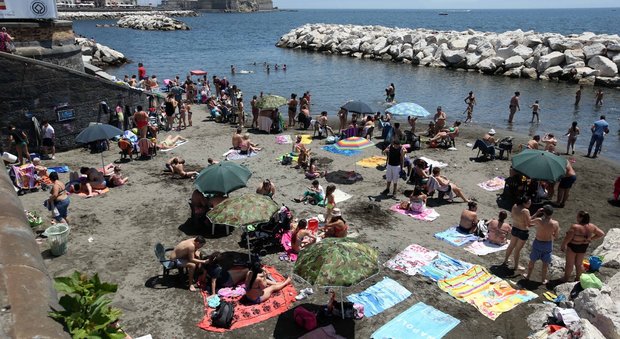«Ferragosto in spiaggia a Mappatella», il tormentone dell'estate napoletana