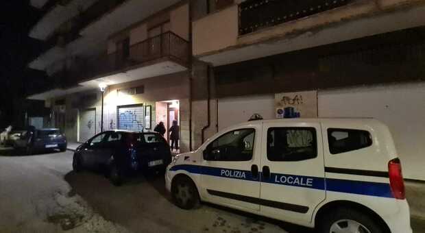 «Palazzo da demolire perché pericolante»: sgomberate 12 famiglie "irriducibili". Uno inquilino è agli arresti domiciliari