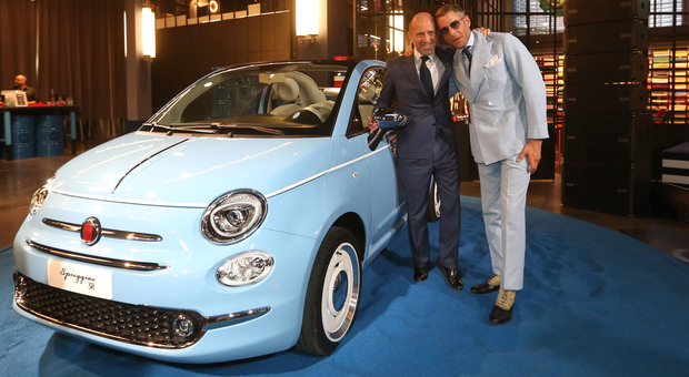 Luca Napolitano e Lapo Elkann con la Fiat 500 Spiaggina