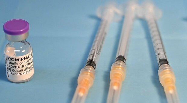 Vaccini, la carica dei mille farmacisti: «Pronti da aprile». Iniziati i corsi: è boom di adesioni