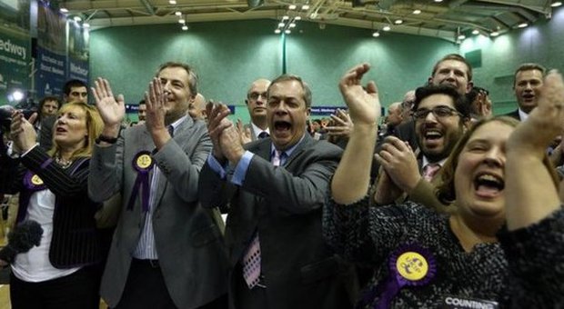 Il leader dell'Ukip Nigel Farage festeggia i risultati insieme ai sostenitori