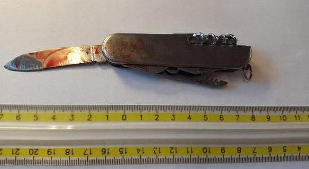 Il coltello insanguinato ritrovato dalla Polizia a terra
