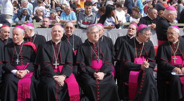I vescovi del Triveneto a San Pietro. Il secondo da sinistra è monsignor Pizziol
