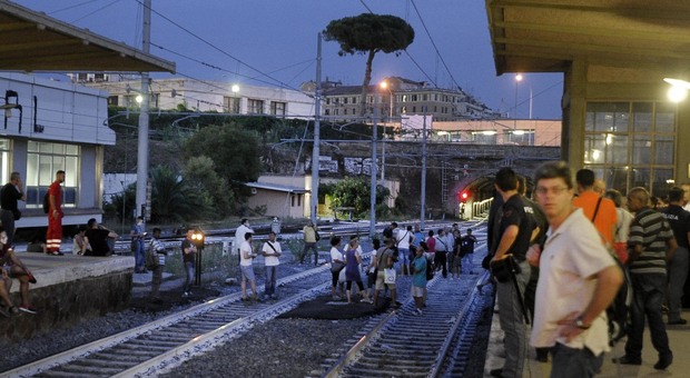 La Roma-Lido la peggior ferrovia regionale d'Italia. Ironia dei pendolari: “Abbiamo vinto”
