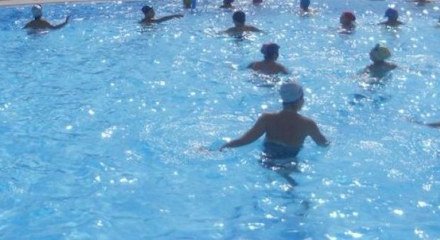 Pescara, molesta i bimbi in piscina: la Polizia lo salva dal linciaggio