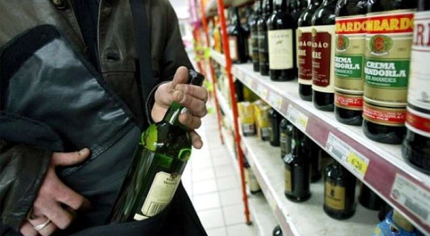 Rubano 40 bottiglie di alcolici in un supermercato nel Napoletano, presi in cinque