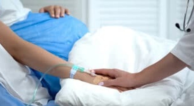 Covid, donna non vaccinata e intubata partorisce bimbo a 24 settimane a Napoli