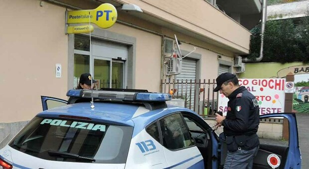 A 75 anni armato di bomba e pistola assalta la posta vicino Roma: «Datemi i soldi», fugge ma viene arrestato