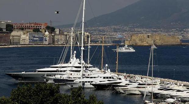 Napoli, follia a Mergellina: botte del branco all’imprenditore sceso dallo yacht