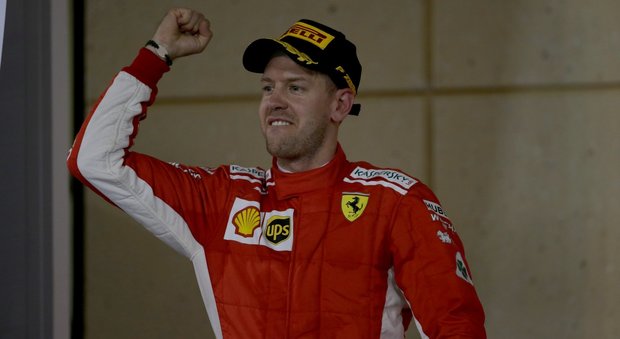 Sebastian Vettel esultante sul podio di Sakhir