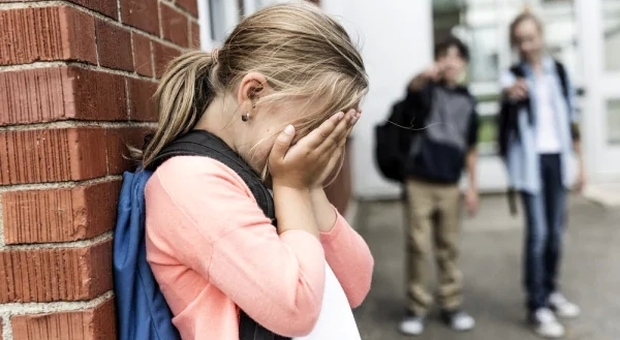 Bullismo in classe, tre minori nei guai: indagata anche la professoressa