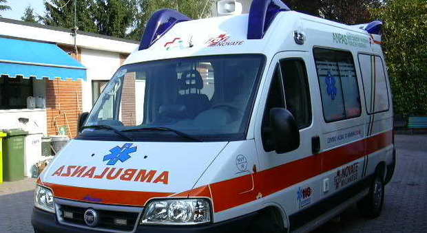 Milano, donna di 48 anni trovata con tagli al collo alla fermata del bus: è grave al Niguarda