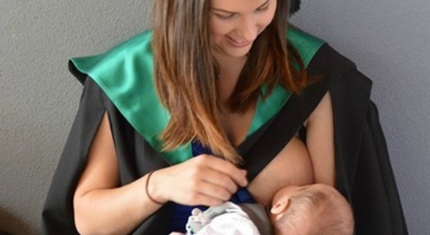 Allatta il figlio durante la cerimonia di laurea: la foto fa il giro del web e fa discutere