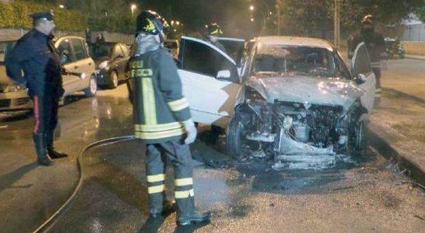 Paura a Brindisi, un'altra auto incendiata: ​dopo il sindaco, anche un consigliere comunale