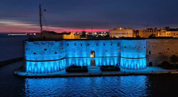 Il Castello Aragonese illuminato di blu per la Giornata del mare