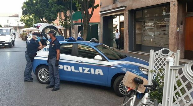 Stavano rubando una Fiat Punto parcheggiata in centro, due italiani arrestati