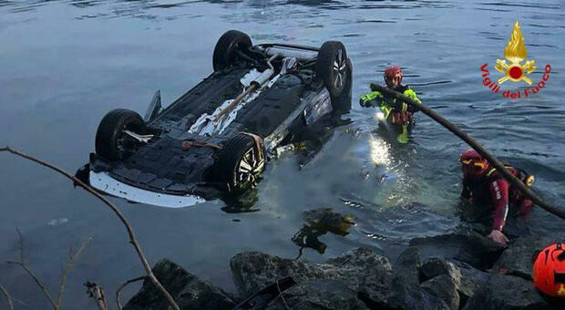 Incidente sul lago di Como, Manuela muore a 56 anni: «Volo di 40 metri con l'auto». Pompiere eroe salva il marito